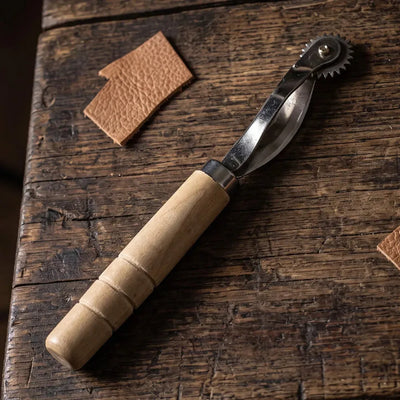 Ruleta marca puntadas con mango de madera – CraftPoint